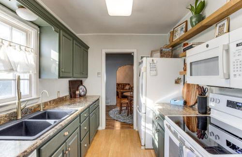 Updated and Charming! Waterloo Home with Patio - Foto 13