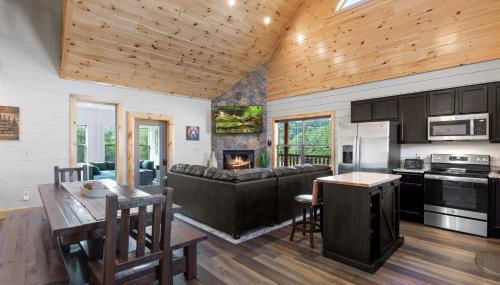 Smoky Bear Splash Top Rated Private Pool Cabin with Hot Tub, Mtn Views, Arcade Games, Excellent Location - Foto 3