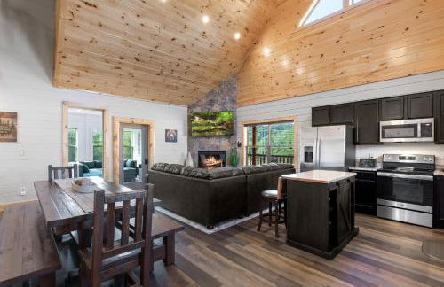 Smoky Bear Splash Top Rated Private Pool Cabin with Hot Tub, Mtn Views, Arcade Games, Excellent Location - Foto 3