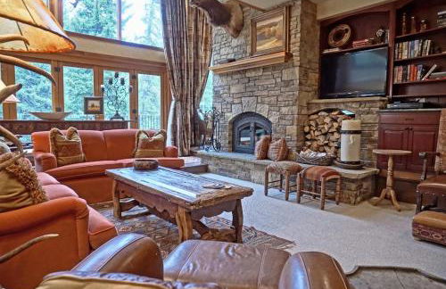 Outdoor Private Hot Tub, In Home Movie Theater, Luxurious Creekside Home - Photo 6