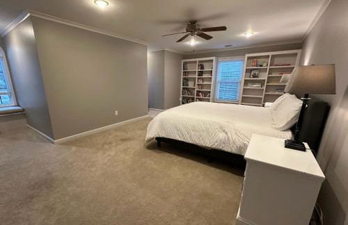 World Cup Ready - Spacious 5-Bedroom Home with Pool, Hot Tub, and Outdoor TV - Foto 9