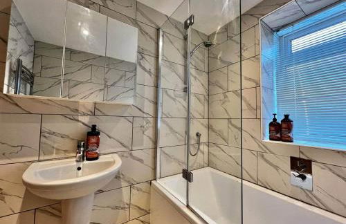 Elegant Hayfield Escape - Heart of Peak District - Photo 12