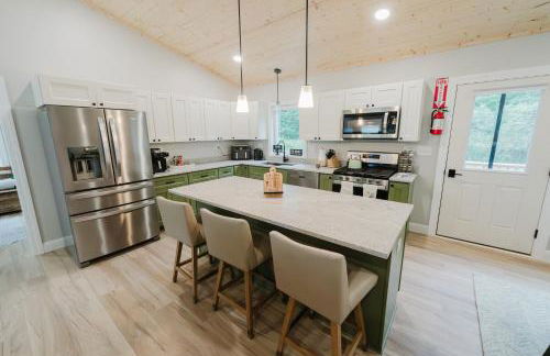 NEW! Modern Getaway - Hot Tub l Fire Pit l Pool table - Foto 23