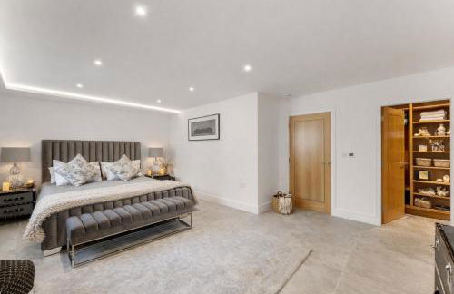 Luxury 4BR Smart Home with Smart Features, Garden, SkyStream & Free Parking - Sleeps Up To 8 in Gerrards Cross SL9 - Photo 22
