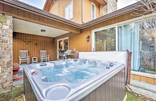 Family Winter Retreat with Hot Tub 14 Mi to Slopes! - Foto 2