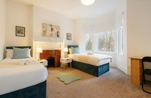 Spacious Retreat 5 Beds Sleeps 8 Free Parking - Foto 4