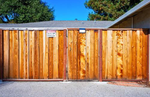 Central 3BR Home Steps from Castro St - Foto 23
