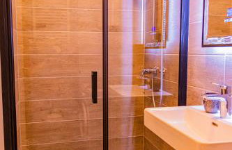 Jacuzzi - Flexible SelfCheckIns 20 - Zagreb - Luxury - Garage - Smart - Brand New - Apartments Repinc - Foto 3