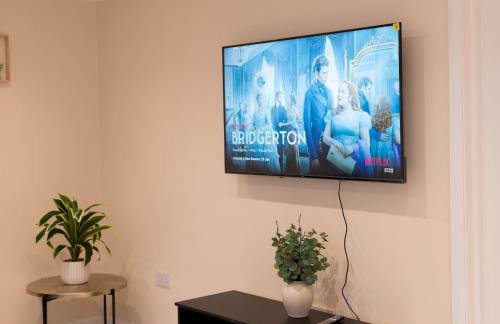 Spacious 4BR Home Walk to Station Parking - Pass the Keys - Foto 11