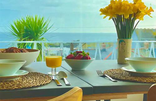 Spacious home with panoramic sea view, free parking EV & large garden - Photo 1