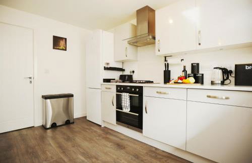 Gregor Place Modern four Bedroom House in Calne with Private Parking, perfect for teams or families staying in the area, Long stays welcome - Photo 44