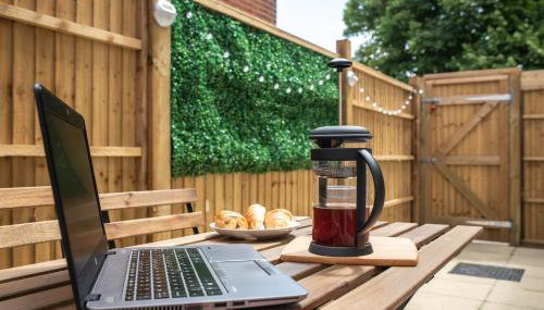 Welcome - BUSINESS or PLEASURE! Southampton 'City Vibes' # Stylish Apartment with Outdoor Courtyard! 1-4 Guests BOOK YOUR CITY BREAK or PRE-CRUISE STAY! CLOSE TO MAYFLOWER THEATRE, UNIVERSITIES, CRUISE TERMINALS, HOSPITALS & SHOPS! - Photo 2, Garden