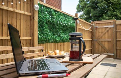 Welcome - BUSINESS or PLEASURE! Southampton 'City Vibes' # Stylish Apartment with Outdoor Courtyard! 1-4 Guests BOOK YOUR CITY BREAK or PRE-CRUISE STAY! CLOSE TO MAYFLOWER THEATRE, UNIVERSITIES, CRUISE TERMINALS, HOSPITALS & SHOPS! - Photo 2