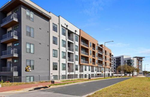 1BR Alongside Q2 and Domain With Pool, Gym and Free Parking - Foto 38