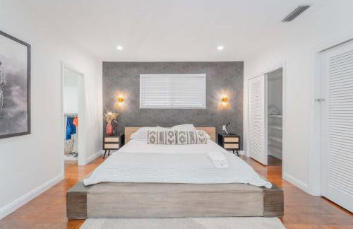 Resort Style Backyard Heated Pool Hot Tub Fire Pit - Foto 21