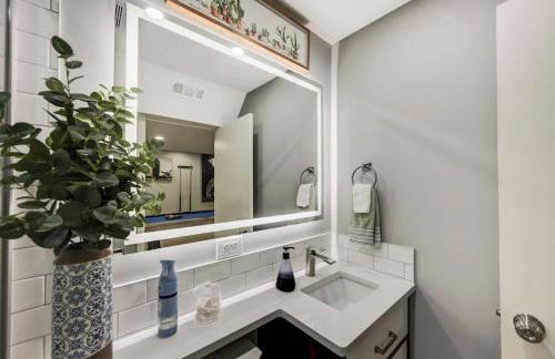 Modern 5BR, Kid-Friendly Home In Poconos with Pool Table - Foto 57