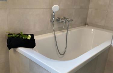 Modernes Apartment am Hafen mit Seeblick - Photo 18