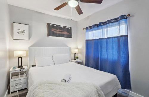 Entire Private Home with 2 Bedrooms 1 Bathroom, Gated Yard, Driveway Parking, Available Now - Foto 13