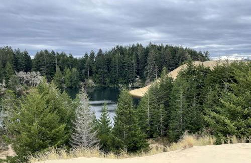 Cozy Waterfront Cottage with Hot Tub in Lakeside, Oregon - Foto 33