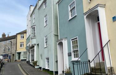 Reduced rates for this month! Beautiful cottage, 3 stories high with upstairs courtyard and set in an amazing location! The fantastic newly developed Town Mill with restaurants and craft shops on your doorstep Also only 2 minutes to the sea! , Sleeps 4 - Photo 19