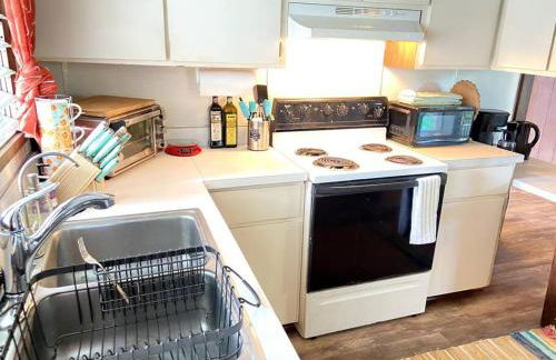 THE HILO HOMEBASE - Charming 3 Bedroom Hilo Home, with AC! - Foto 14