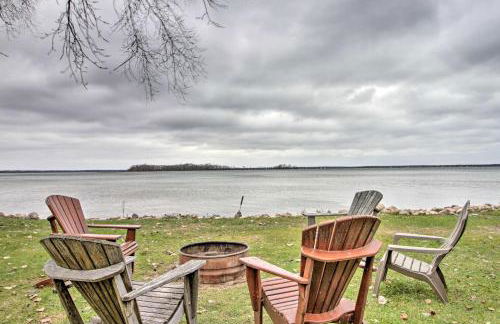 Breezy Point Escape with Views, Dock and Fire Pit! - Foto 26