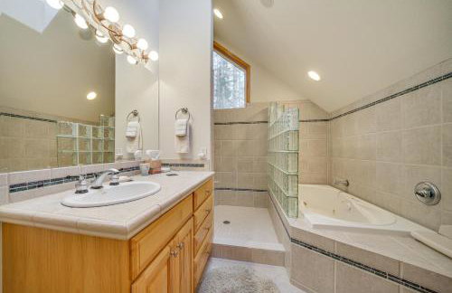 19 Mi to Slopes at Crystal Mtn Getaway with Hot Tub - Foto 20