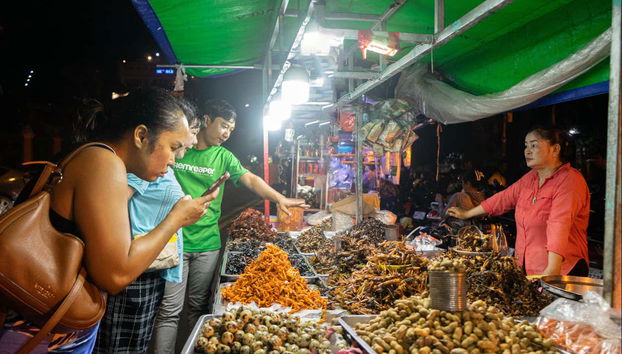 Fotografiando los productos del mercado nocturno