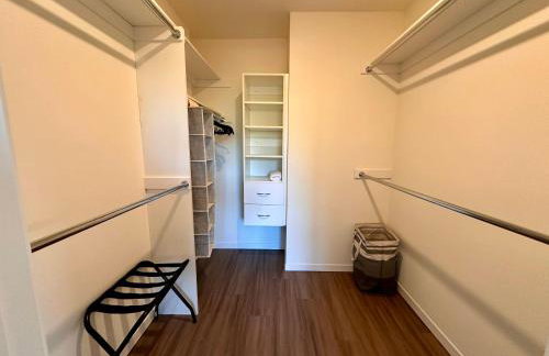 East Side Luxury 1BR Apt - Near Brady and Fiserv with Balcony - Foto 11