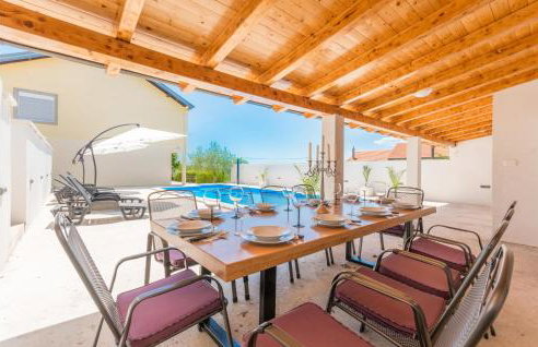 Gorgeous Home In Nadin With Wifi - Photo 19