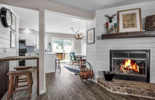 Modern Townhome with Decks Fireplace & Mountain Views - Foto 6