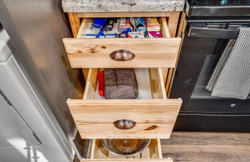 NEW! Shenandoah family & dog friendly cabin - 5 min walk river with private river access, BBQ, playground, fire pit - Foto 49