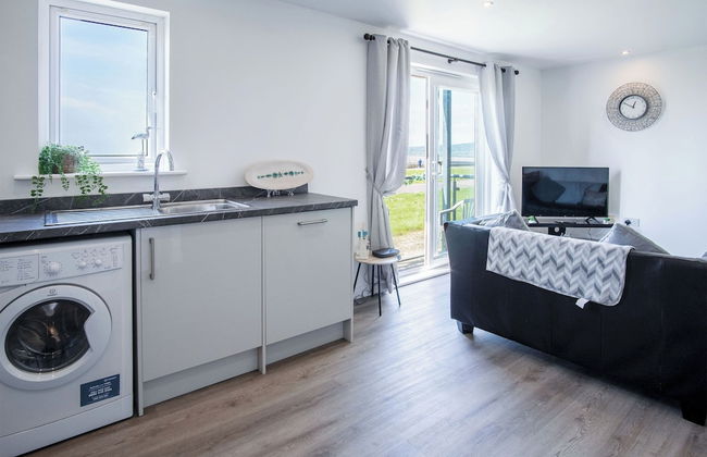 Beach View - 2 Bed Apartment - Llanelli - Photo 15