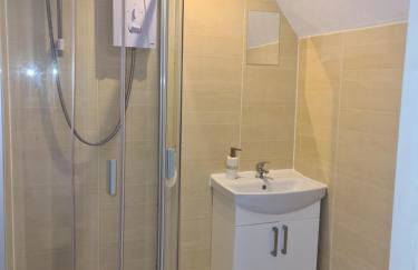 The Reading apartment with gardens, suitable for contractors - Photo 8