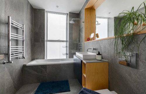 Modern Shoreditch 2 Bedroom Penthouse With Lift & Large Balcony Suit Family Sleeps 4 - Foto 5