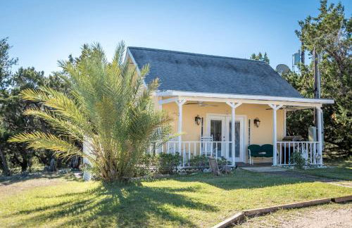 Joyful Cottage Rental for Couples with Poolside Cabana near San Antonio, TX - Foto 1