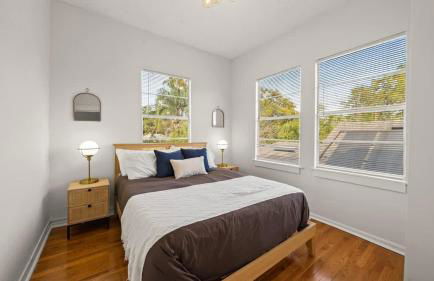 Modern Moroccan Villa w/ Firepit, BBQ + Game Room! - Foto 7