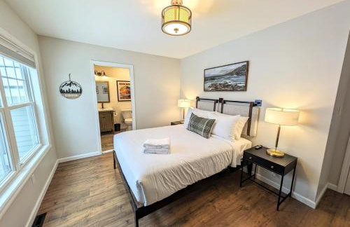 Luxurious Lake Retreat with Hot Tub and Walk to Beach - Foto 13