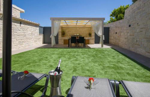 TWIN'S HOME LUXURY SUITES - Photo 33