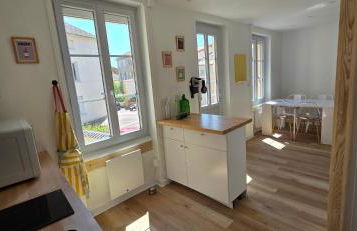 Plein cœur centre historique de Charlieu avec parking et garage vélo moto - Foto 1