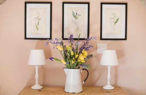 Gleneda Cottage - a renovated, traditional Cotswold cottage full of charm with fireplace and garden - Photo 47