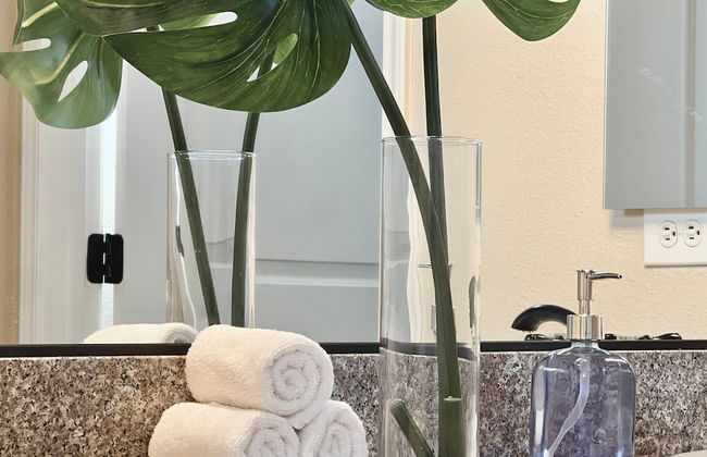 Relaxing 2-br Apt With Pool Hot Tub Gym - Photo 11