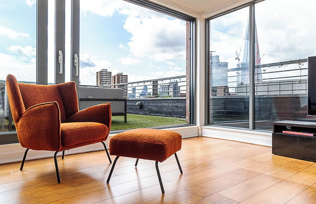 Modern Haven With Terrace View & Urban Charm - Foto 21