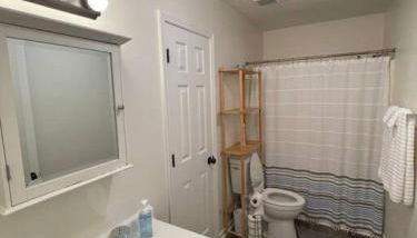 NEW King Beds, 86 inch RokuTV, and Massage at the Comfort Haven - Foto 5