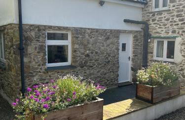 Luxury Farmhouse Retreat with Private Hot Tub & EV - Foto 33