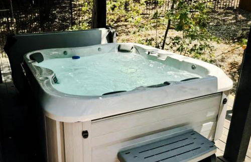 Haven at Cedar Haus Luxury 1BR Escape w Hot Tub EV Charger Gourmet Kitchen Fully Fenced Yard Dogs OK - Foto 3