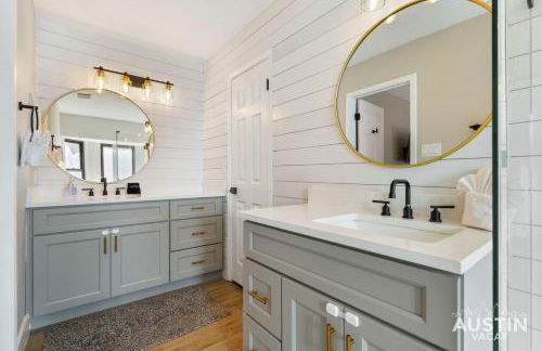 Family 3BR 2BA Home Near Charming Main Street w Cowboy Pool by Austin Vacay - Foto 28