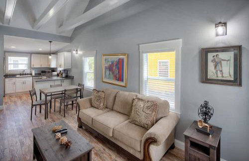 Quaint Cottage with Private Pool-Walk to Everything - Foto 12