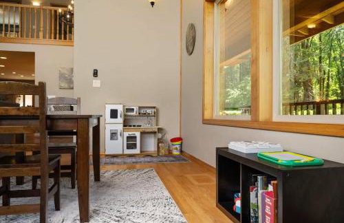 Iron Mountain - Spacious Secluded Lodge with Hot Tub & Game Room - Photo 18