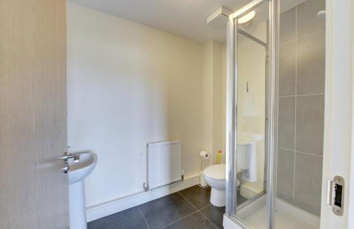 Modern Comfort, 2BR, Ensuite, Parking - Foto 15